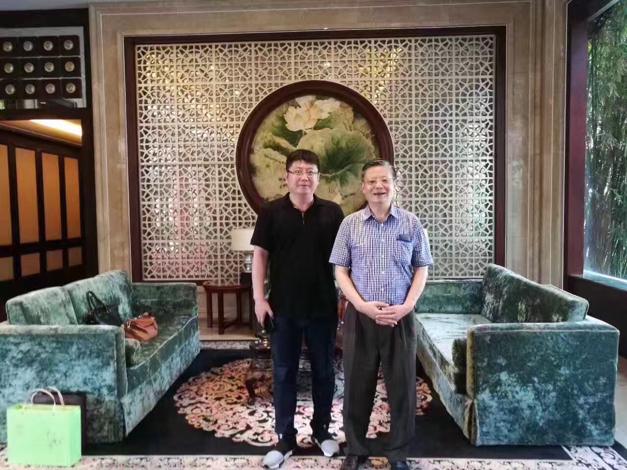 oety欧亿体育集团和国医大师王琦洽谈完毕合影留念