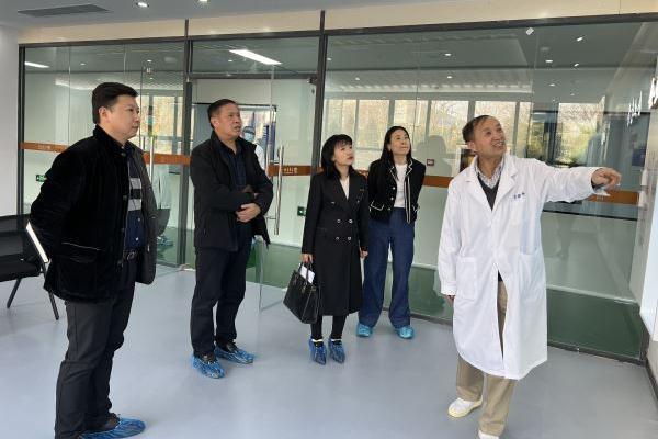米教授为科协张主席介绍企业发展历程.jpg