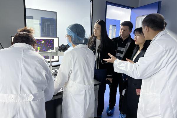 米教授为科协张主席讲解oety欧亿体育生物医疗CTC技术.jpg